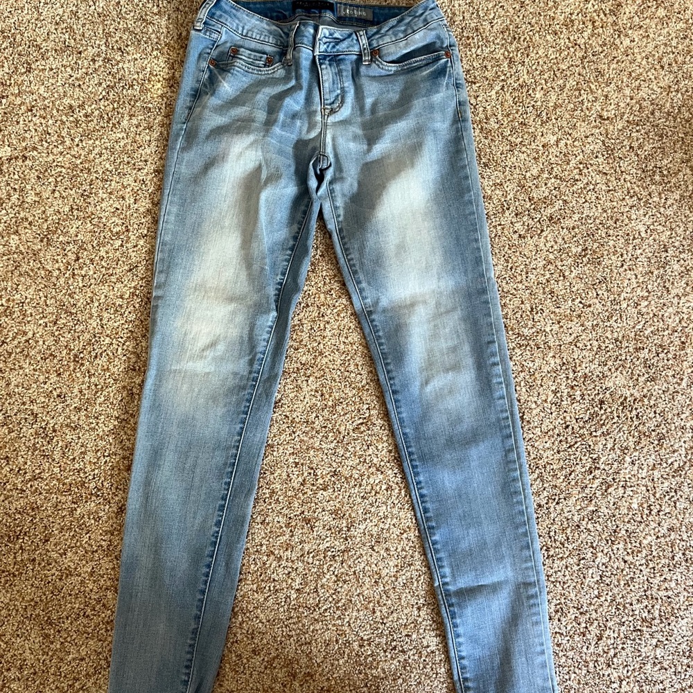 Aeropostale light wash skinny jeans no rips